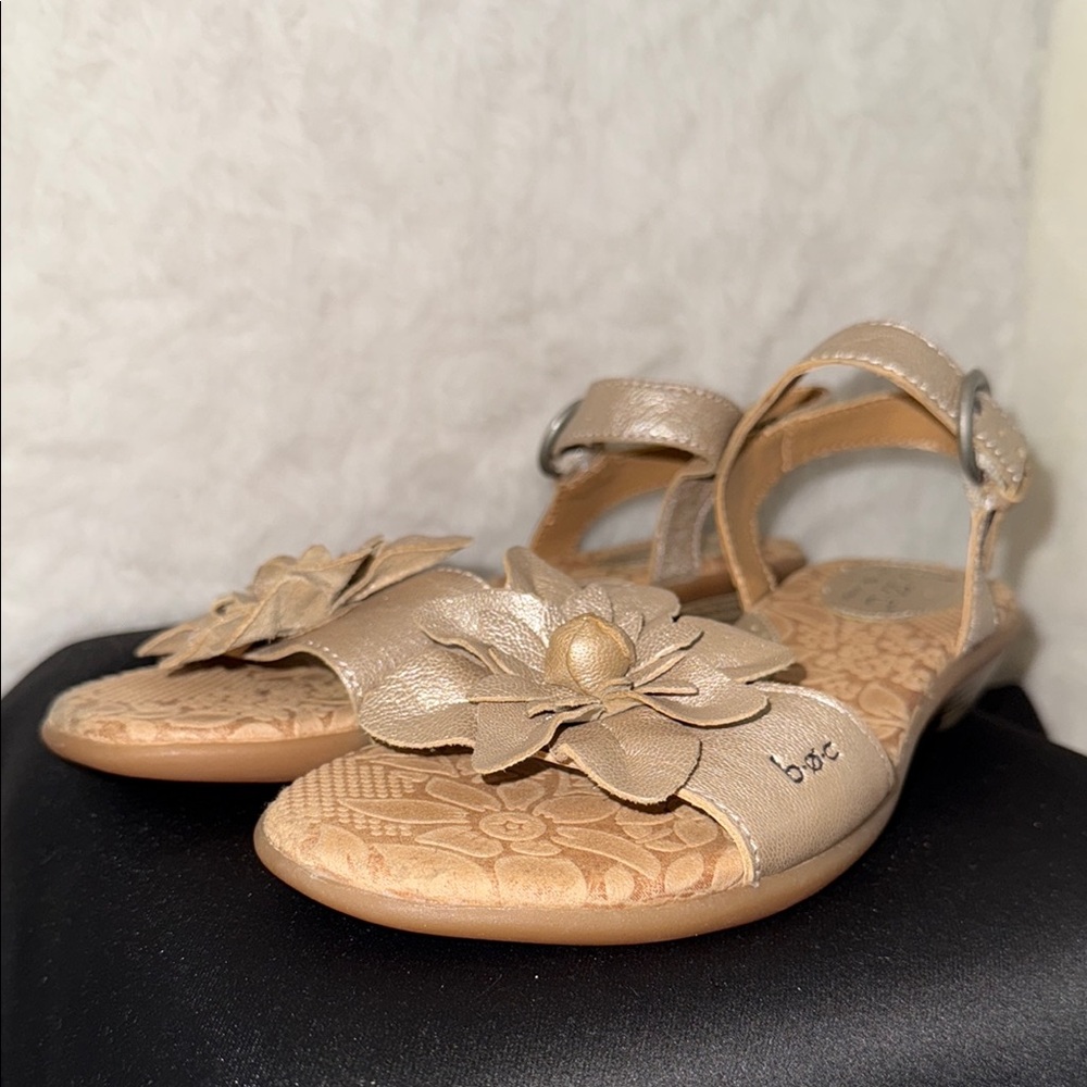 ⬇️b.o.c. Champagne Sandals with Floral Embellishments - Picture 4 of 9